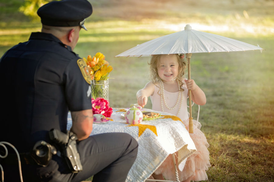 tea-party-for-the-policeman-who-saved-her-life-03