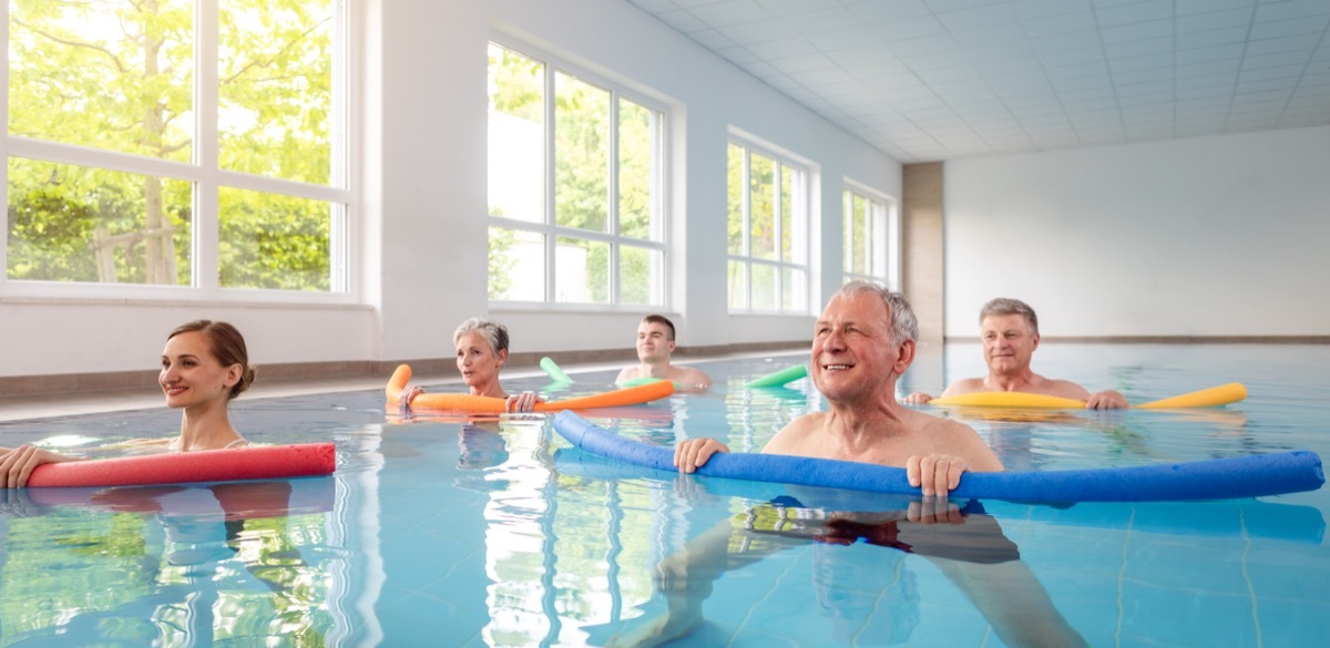 Women and men in water exercises during remobilization class