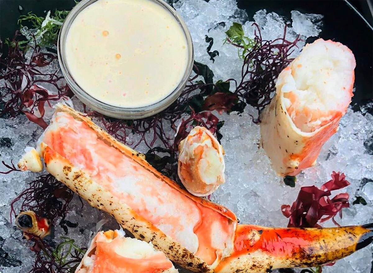 crab legs with dipping sauce