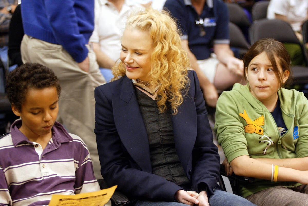 Nicole Kidman with Connor and Bella at a Los Angeles Lakers game in 2004