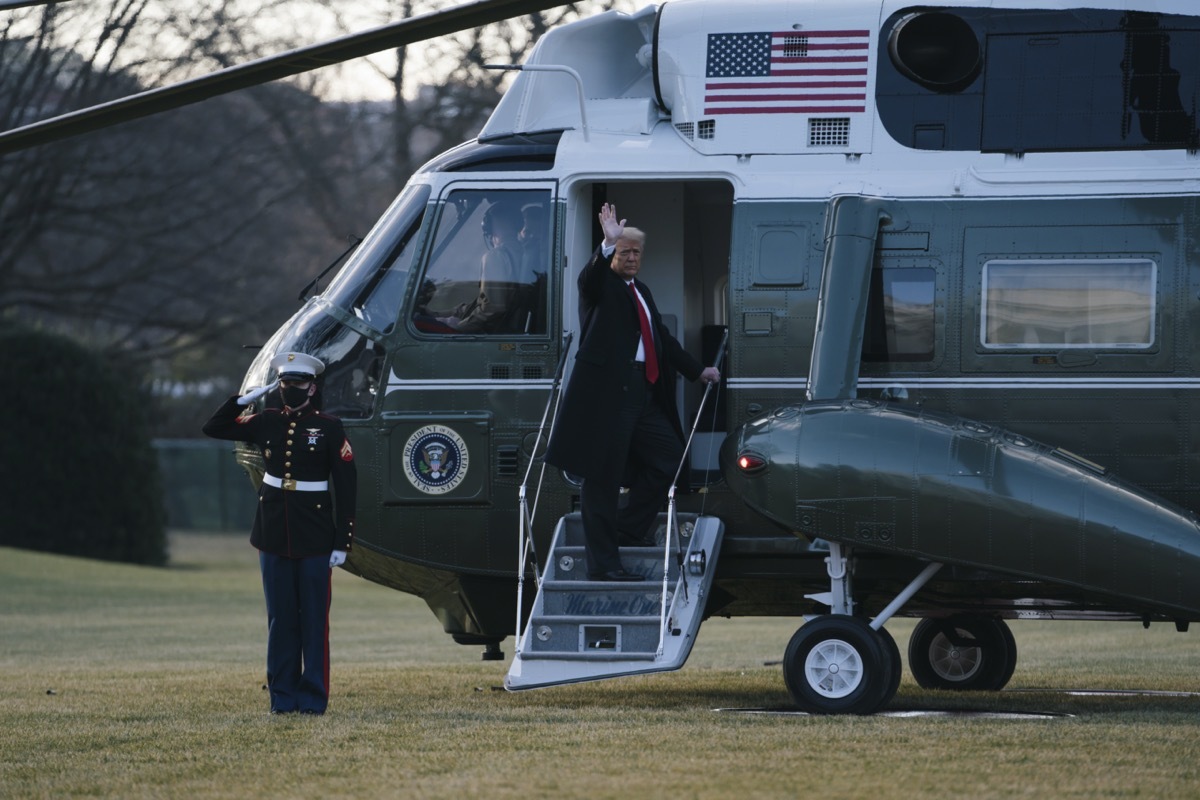 donald trump waves from the steps of marine one