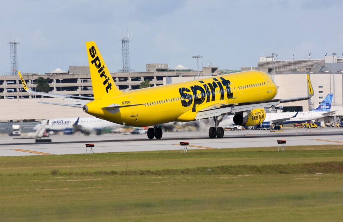 spirit airline plane landing