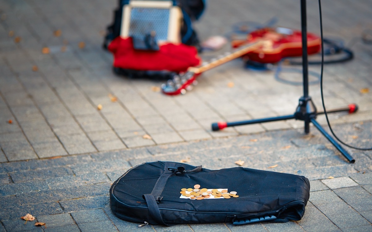 street performers collecting tips