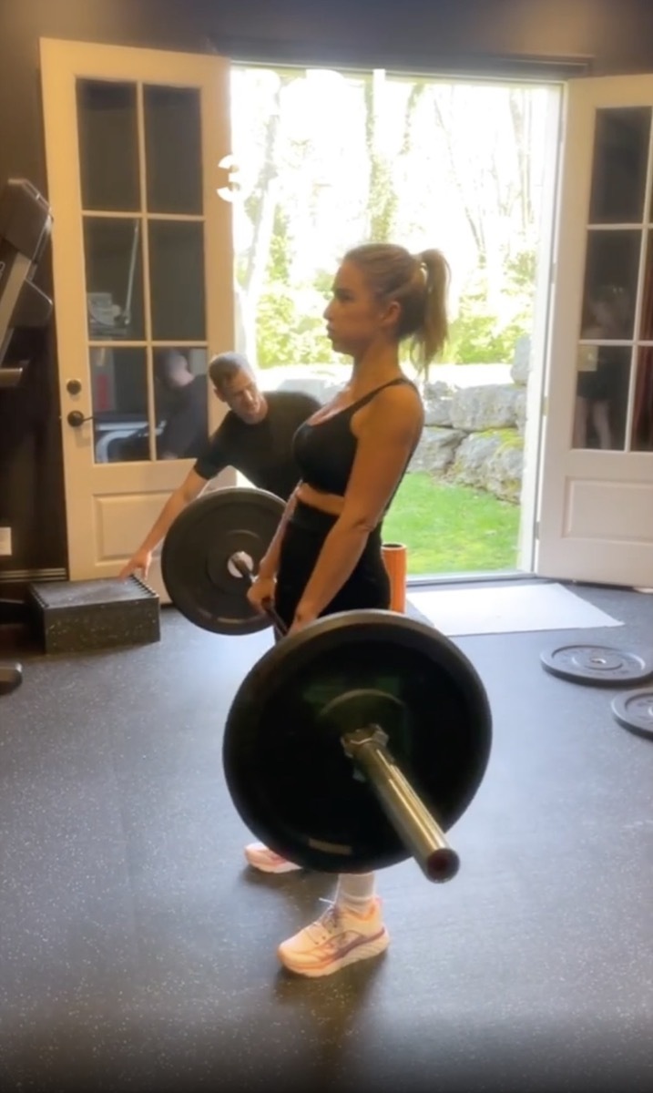 jessie james decker lifting weight barbell