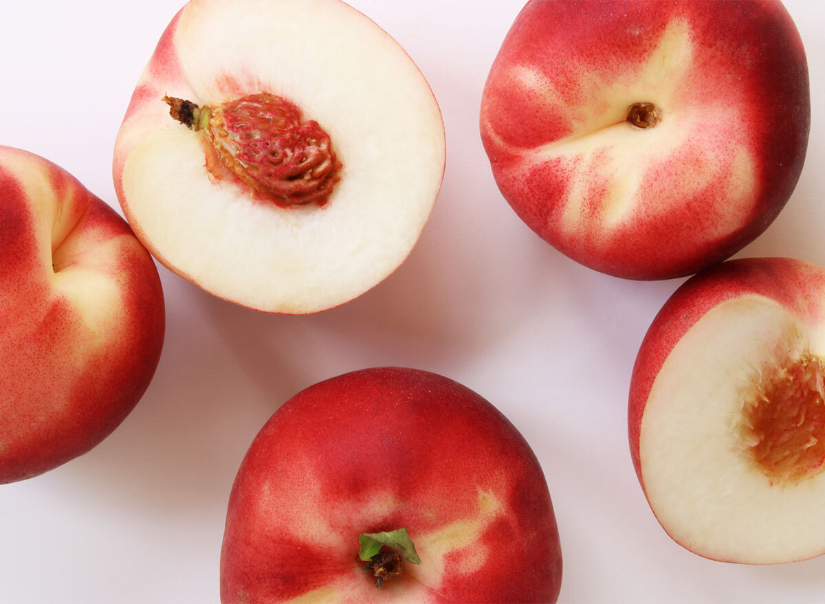 cut peaches with white flesh