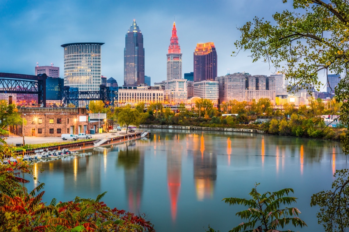 cleveland ohio skyline at dusk