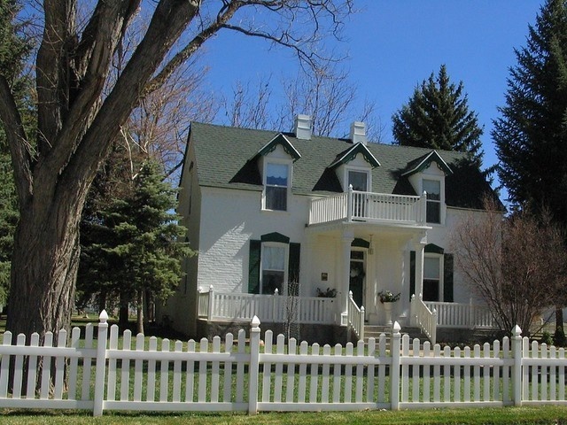 Without taking a second to think, Otto offered to buy Emmi and Hedda their very own quaint little cottage right in town. 