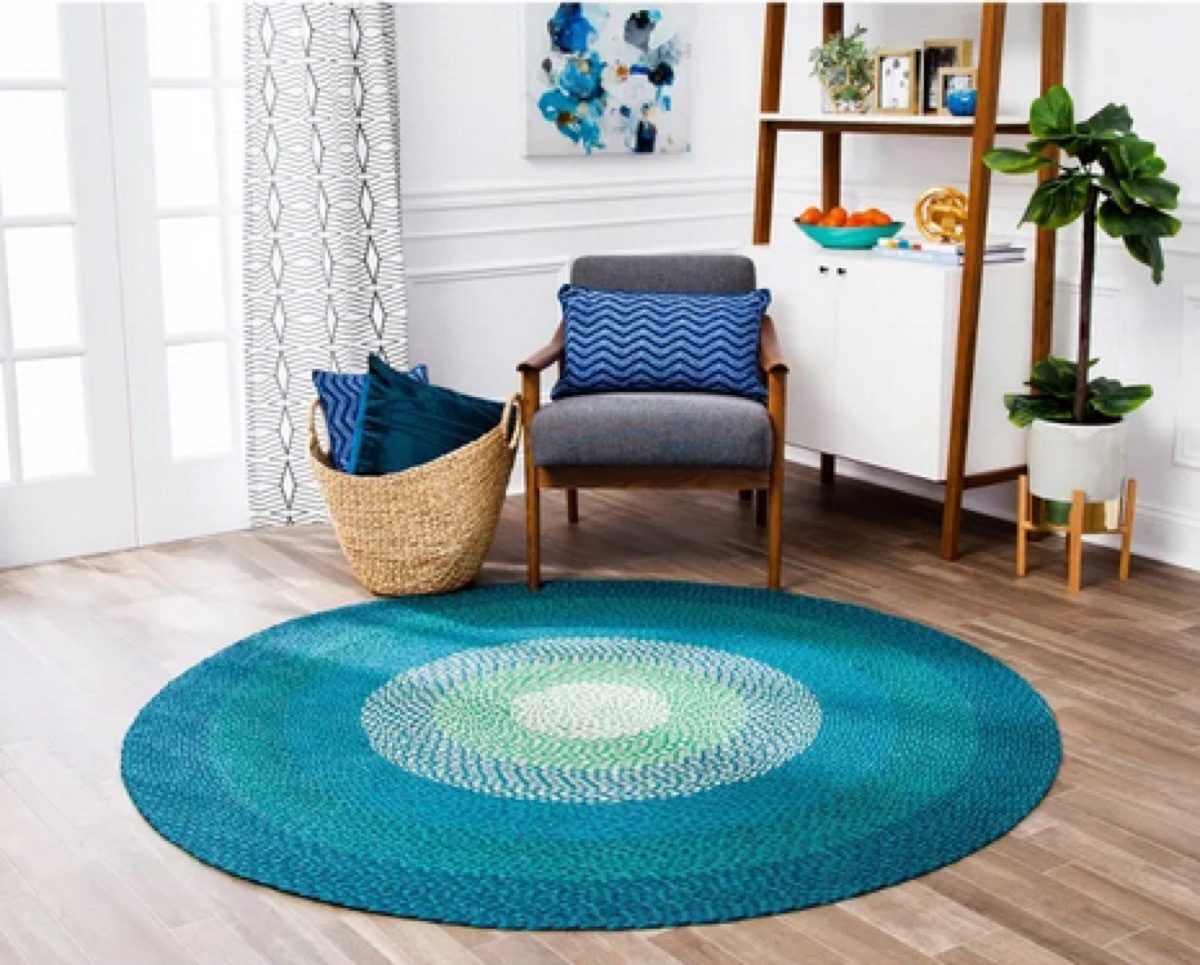 green round rug