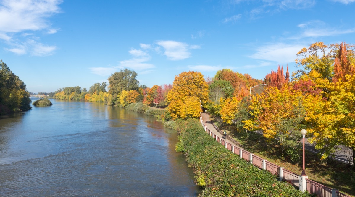 a bike path along the willamette river in eugene oregon