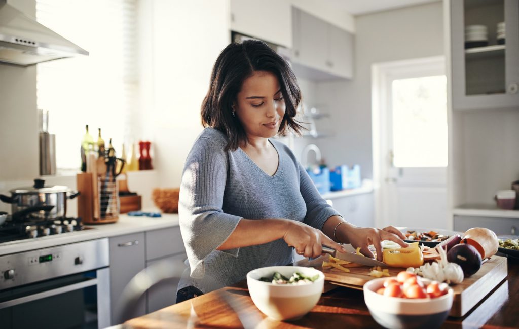 Make him dinner | 8 Cute Ways to Get Your Boyfriend Smile after a Bad Day | Her Beauty