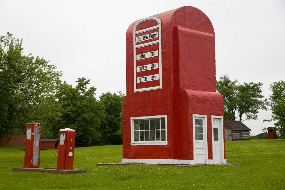 world's largest gas pump, weird state landmarks