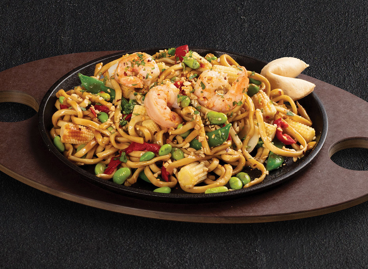 plate of sizzling street noodles from tgi fridays