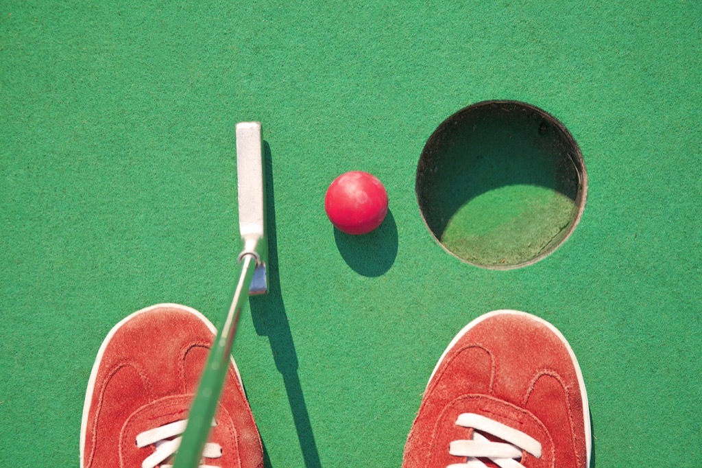 Playing mini-golf, a great non-cliché second date. second date ideas