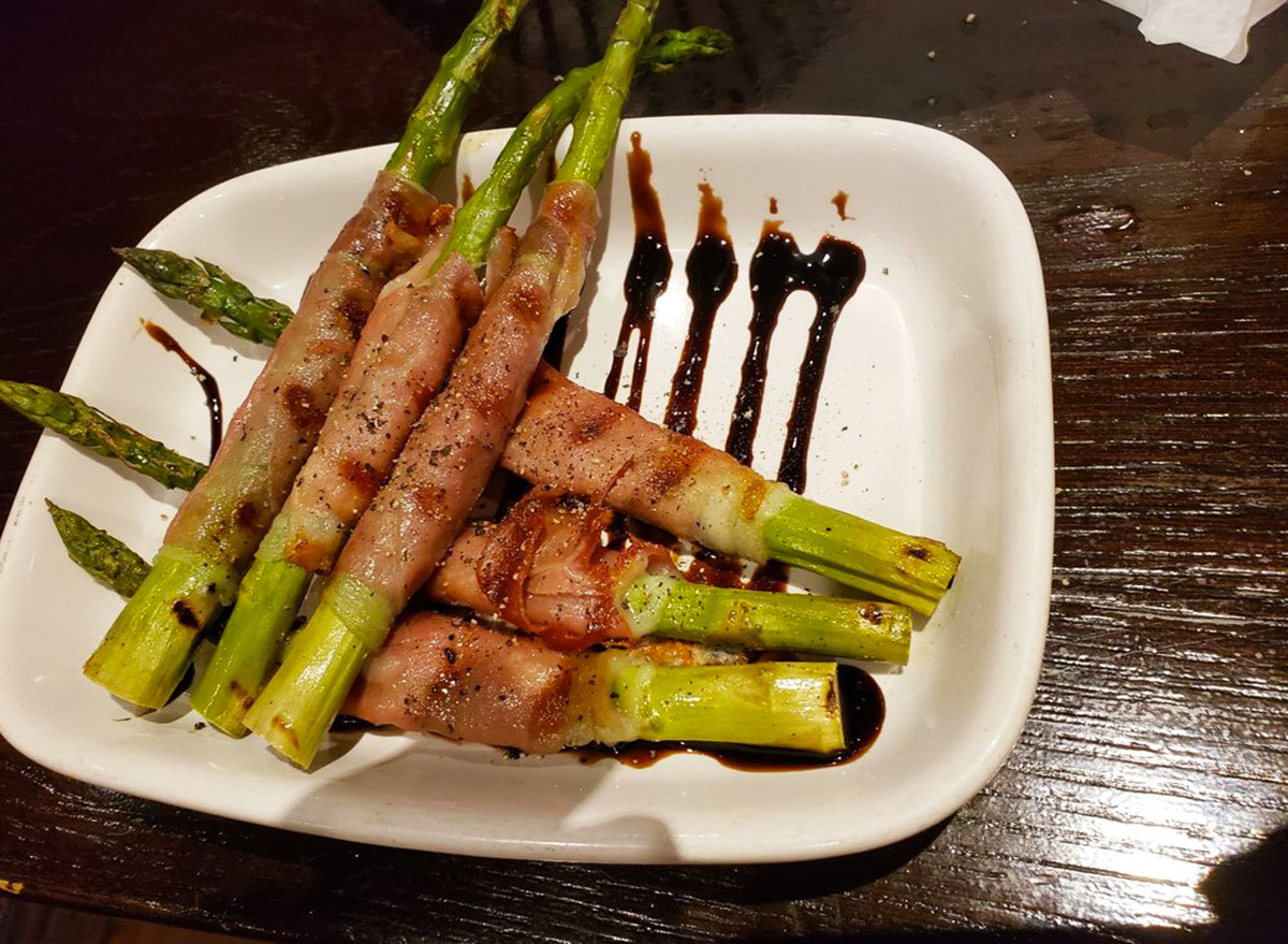 carrabbas asparagus wrapped in prosciutto appetizer