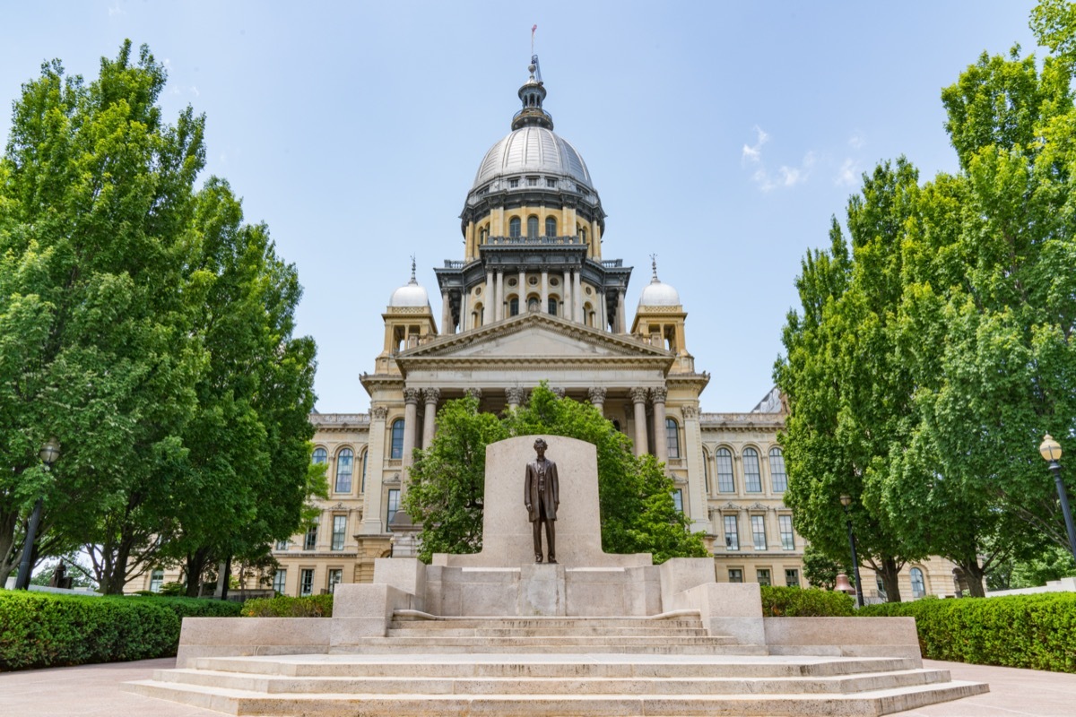 the capitol building in springfield, illinois